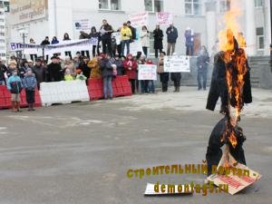 Верхнепышминцы сожгли чучело коррумпированного чиновника