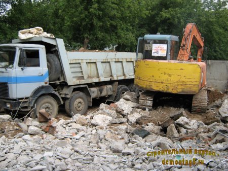 Демонтаж зданий: услуги тяжелой техники и вывоз строительного мусора