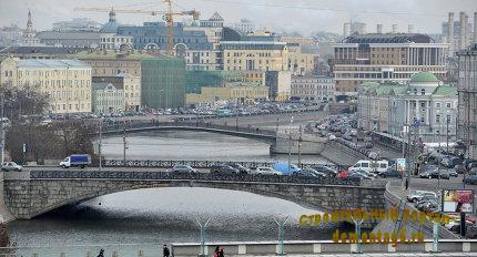 Специалисты обследуют жилой дом в ЦАО Москвы, жители боятся его обрушения