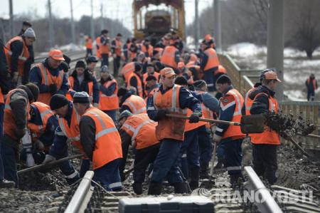 Срочный ремонт железнодорожного моста, в который врезался МАЗ