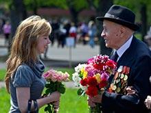 Москвичи с раннего утра вышли на улицы, чтобы поздравить ветеранов