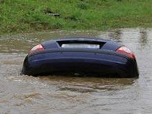 Водитель утопил машину в пруду и скрылся