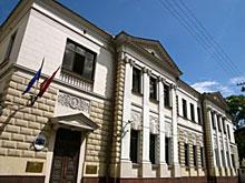 Автолюбитель протаранил забор посольства Латвии